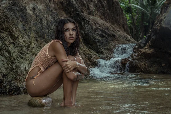 Belle femme brune entre les rochers — Photo