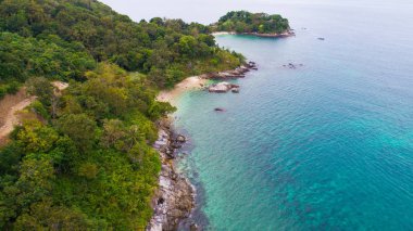 Palmiye ağaçları, kayalar ve deniz Phuket üzerinde havadan görünümü