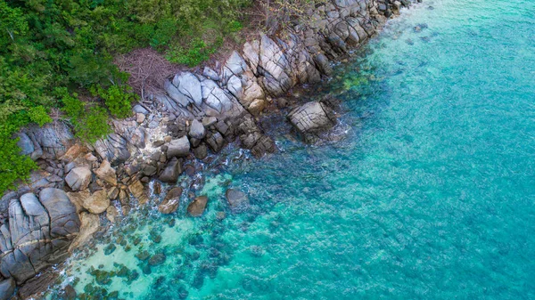 Letecký pohled na Palmové stromy, skály a moře v Phuketu — Stock fotografie