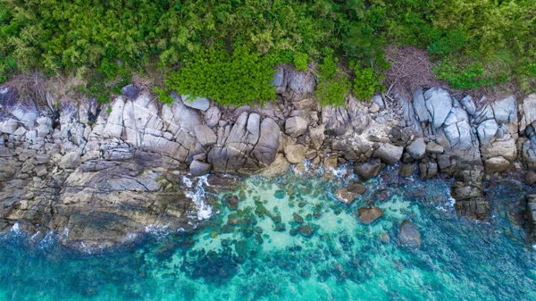 Vista aérea sobre palmeras, rocas y mar en Phuket —  Fotos de Stock