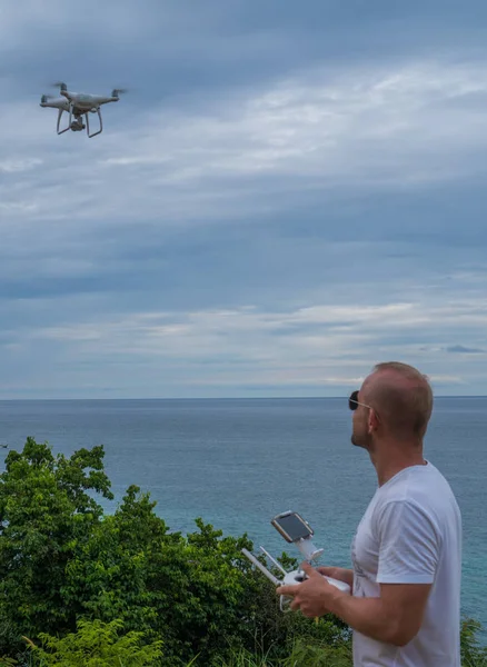 Homme avec appareil photo drone prenant des photos de la belle mer — Photo