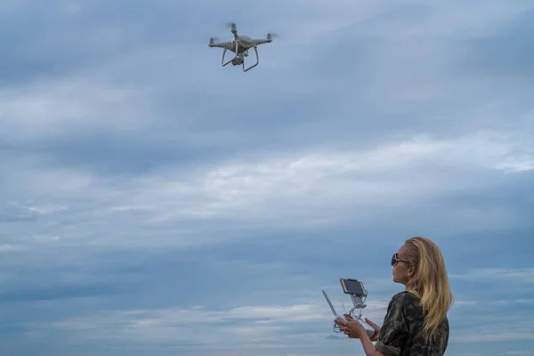 Femme heureuse prenant des photos avec caméra de drone — Photo