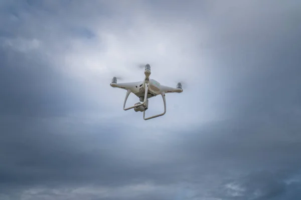 Drone volant avec fond nuageux ciel — Photo