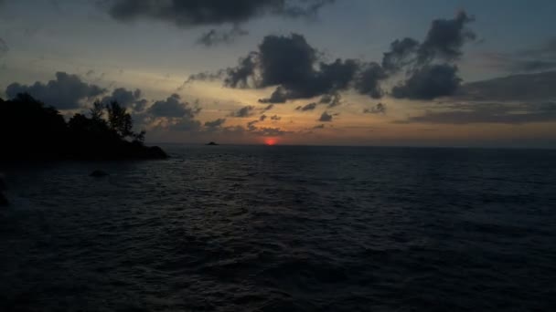 Luchtfoto van de prachtige zonsondergang boven de zee — Stockvideo