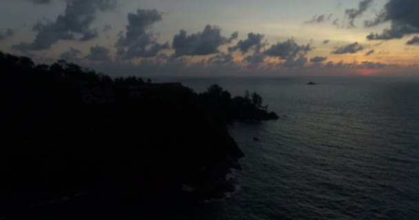 Luchtfoto van de prachtige zonsondergang boven de zee — Stockvideo