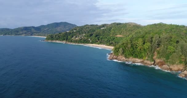 Flygfoto över havet och kusten av stranden i Phuket — Stockvideo