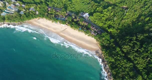 바다와 해변 푸 켓에서의 해안선의 항공 보기 — 비디오