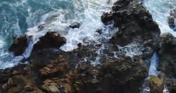 Deniz ve kıyı şeridi Beach Phuket havadan görünümü — Stok video