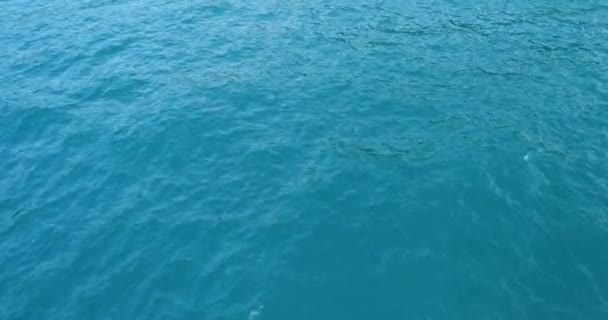 vue aérienne de la surface de l'eau par drone 