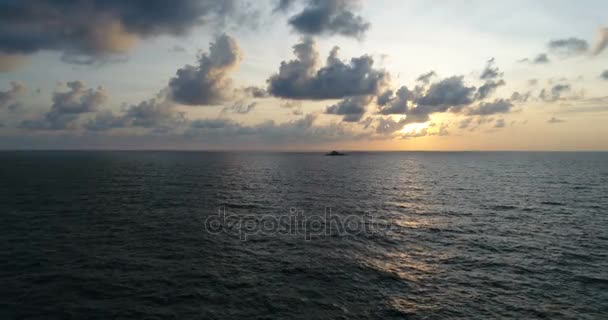 Vista aérea de la hermosa puesta de sol sobre el mar — Vídeos de Stock