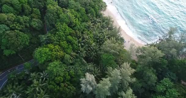 Flygfoto över havet och kusten av stranden i Phuket — Stockvideo