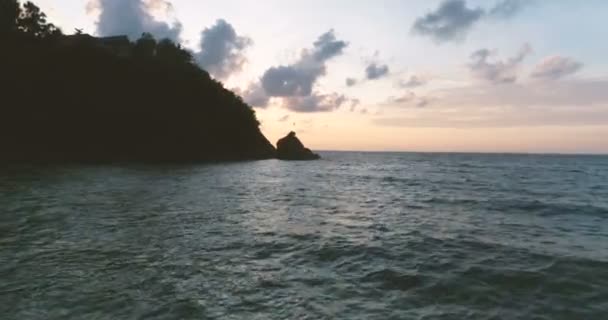 美丽的日落，海面之上的鸟瞰图 — 图库视频影像