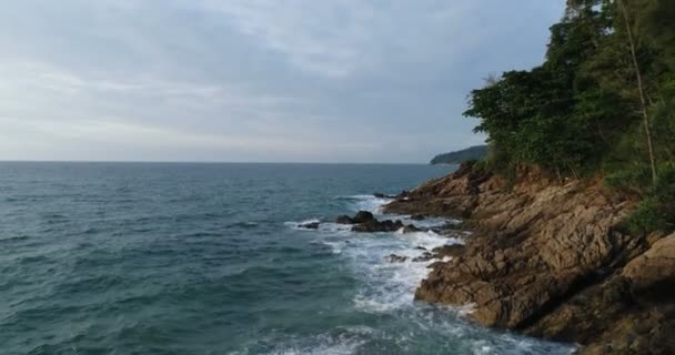 Vista aérea del mar y la costa de la playa en Phuket — Vídeos de Stock