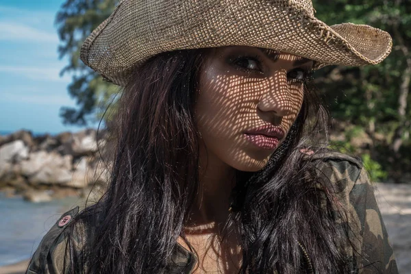 美丽的黑发女人，用稻草热带海滩上 — 图库照片