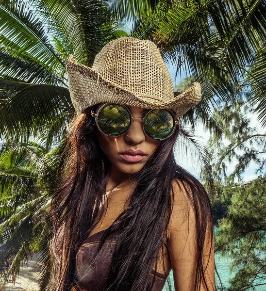 Belle femme brune avec chapeau de paille et lunettes de soleil en forêt tropicale — Photo