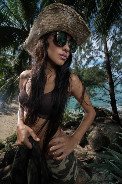 Mulher morena bonita com chapéu de palha e óculos de sol na floresta tropical — Fotografia de Stock