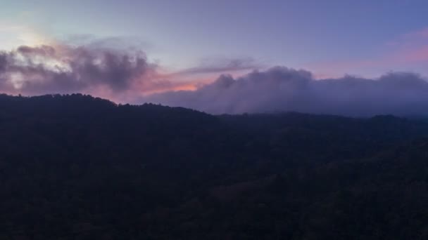 Belle timelapse du crépuscule dans les montagnes en Thaïlande — Video