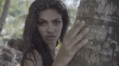 Ormanda güzel esmer kadın