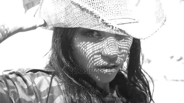 Hermosa mujer feliz con sombrero de paja en la playa tropical — Vídeo de stock