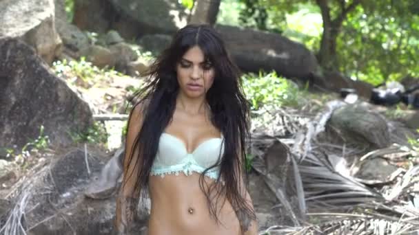 Hermosa mujer morena en la selva — Vídeos de Stock