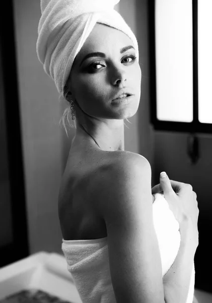 목욕 후 아름 다운 여자 — 스톡 사진