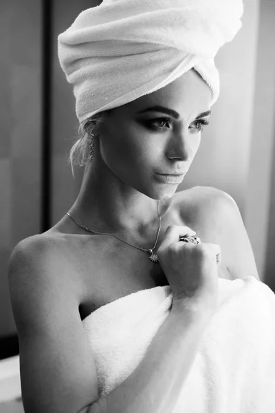 Hermosa mujer después del baño —  Fotos de Stock