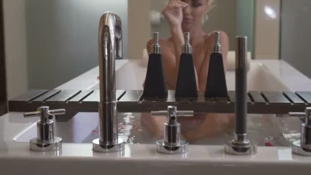 Чуттєва жінка у ванній кімнаті — стокове відео