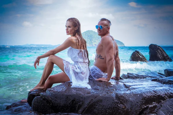 Atractiva pareja joven junto al mar — Foto de Stock