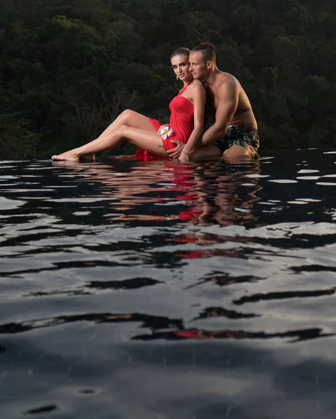 Pareja romántica sola en piscina infinita — Foto de Stock