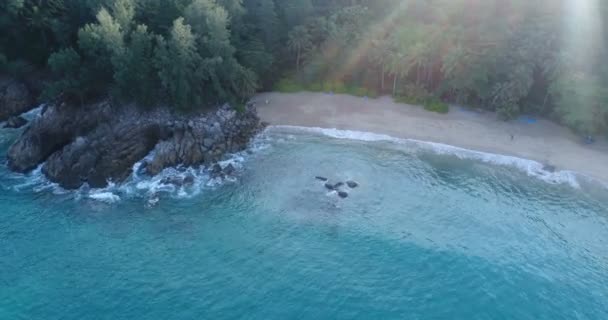 Luchtfoto van de zee en de kustlijn van het strand in Phuket — Stockvideo