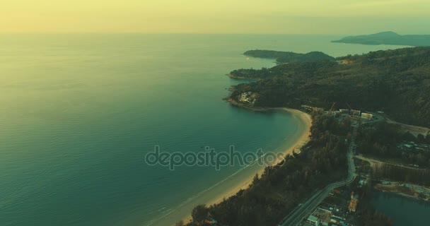 Mar y costa de la playa al atardecer — Vídeo de stock