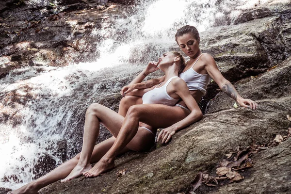 Belezas sensuais pela cachoeira — Fotografia de Stock