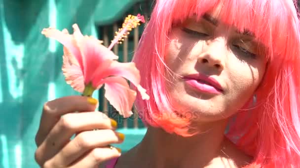 Mujer en lencería rosa y peluca — Vídeo de stock