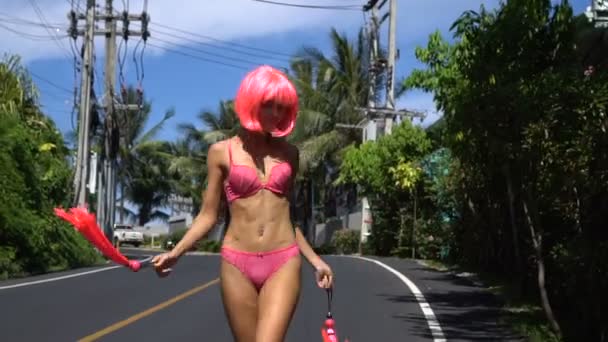 Mujer en lencería rosa y peluca — Vídeo de stock