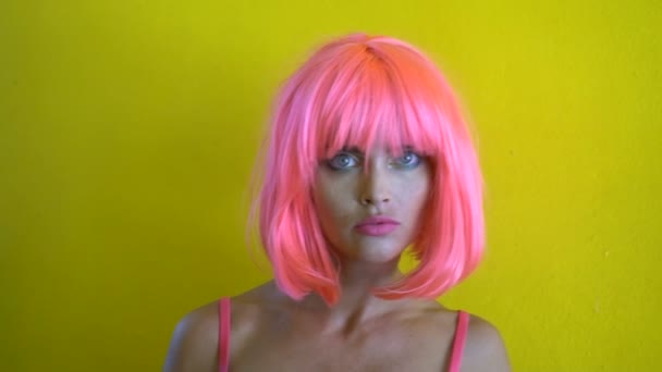 Женщина в розовом белье и парике — стоковое видео