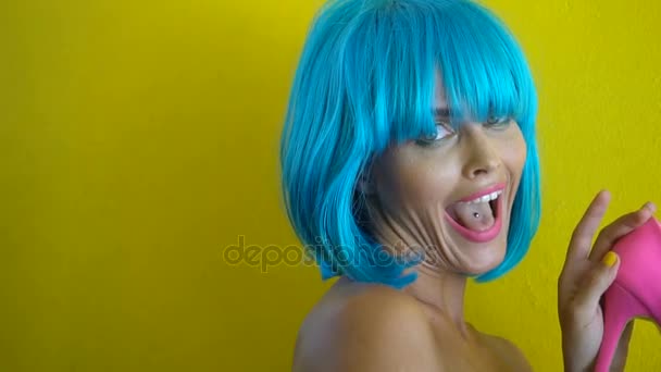 Woman in blue bikini and wig — Stock Video