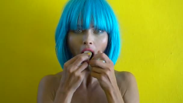 Kvinna i blå bikini och peruk — Stockvideo