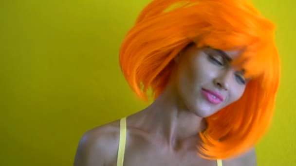 Woman in yellow bra and orange wig — Stock Video