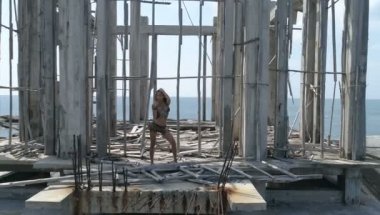 Tüy kıyafeti gizemli dans eden kadın