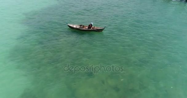 Mer et pêcheur sur le bateau — Video