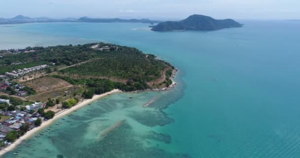 Letecká dron záběry moře a pobřeží pláže Rawai v Phuketu — Stock video