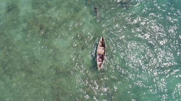 Zee, boot en visser in het water — Stockfoto