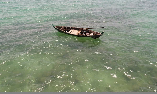 Barco flutuando no mar — Fotografia de Stock