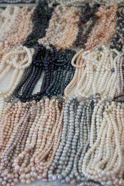 Piyasada bulunan çok renkli inciler