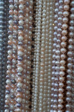 Piyasada bulunan çok renkli inciler