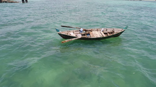 Barco flotando en el mar — Foto de Stock