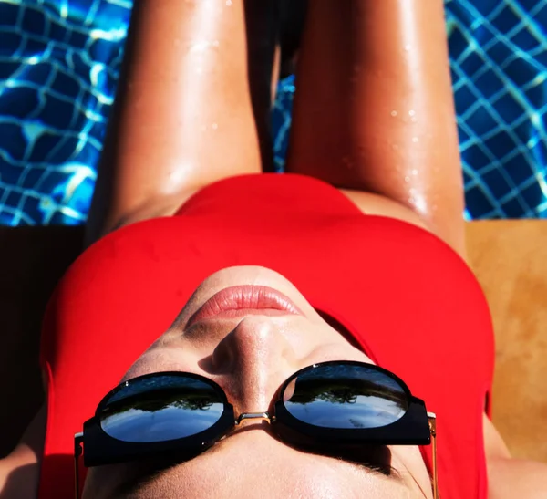 Mulher na piscina — Fotografia de Stock