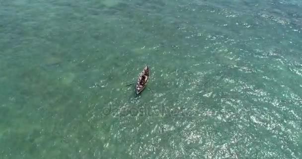 Море и рыбак на лодке — стоковое видео