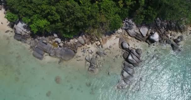 Luchtfoto bovenaanzicht van zee golven slaan van stenen op het strand in Phuket — Stockvideo