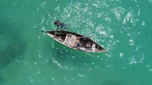 Море, лодка и рыбак в воде — стоковое видео